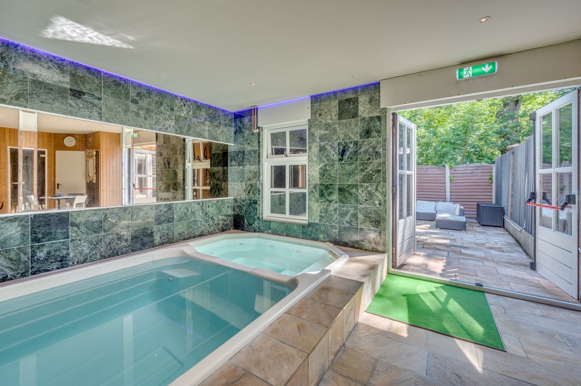 In de kamer met zwembad wordt verleiding gecombineerd met heerlijk ontspannen...