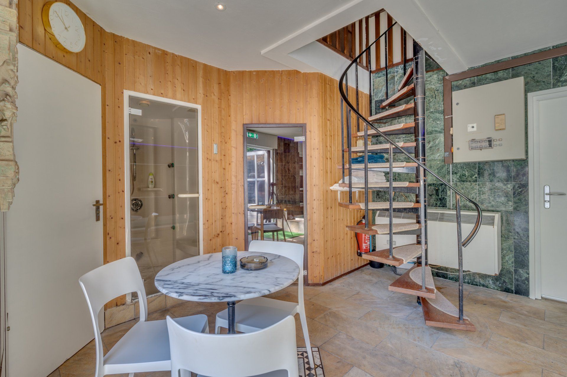 In de kamer met zwembad wordt verleiding gecombineerd met heerlijk ontspannen...