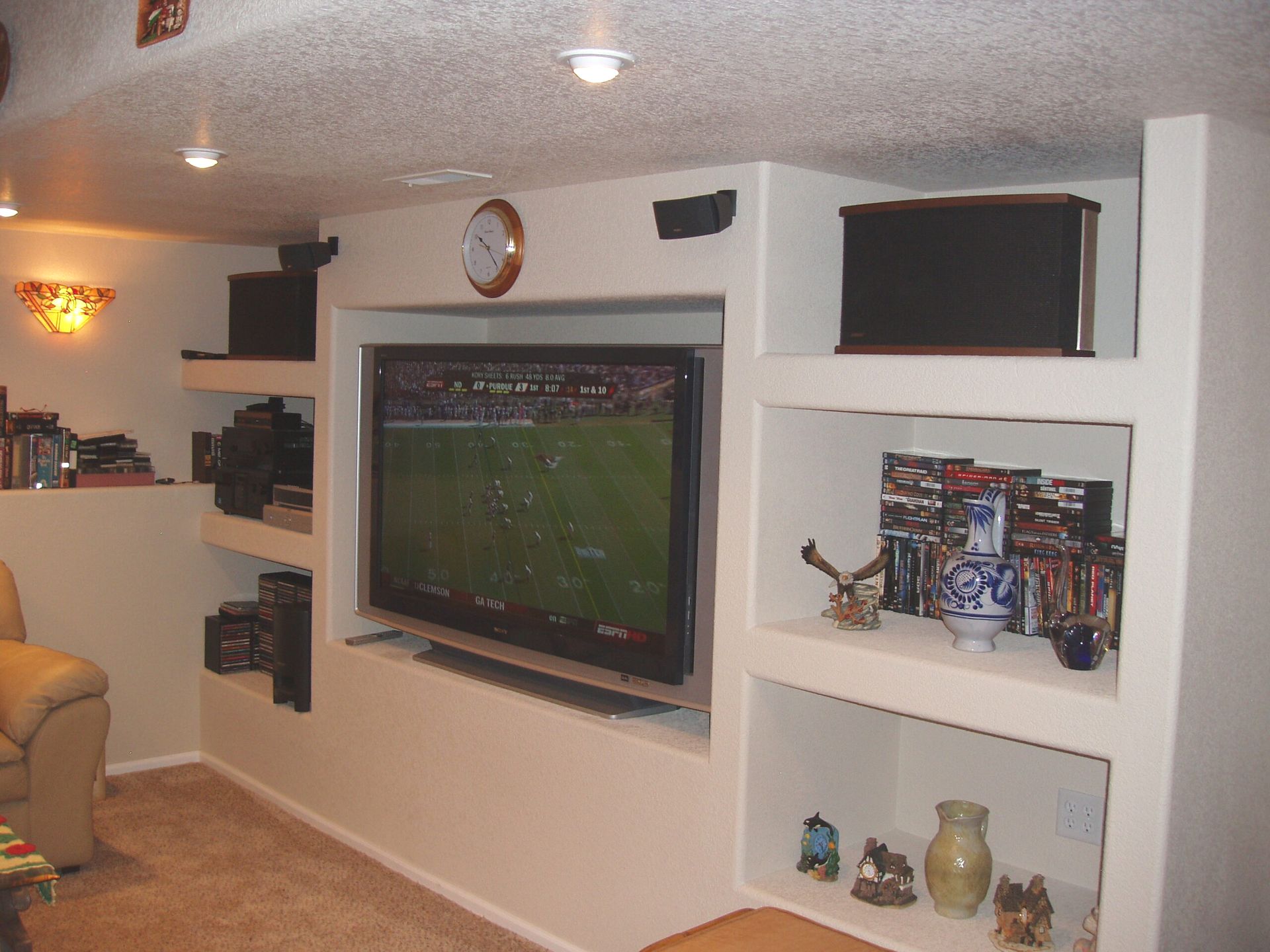 A living room with a flat screen tv on the wall