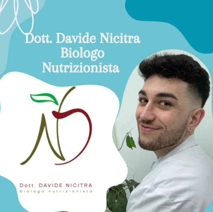 Il nutrizionista Davide Nicita sorride, accanto al logo di una mela, su sfondo blu.