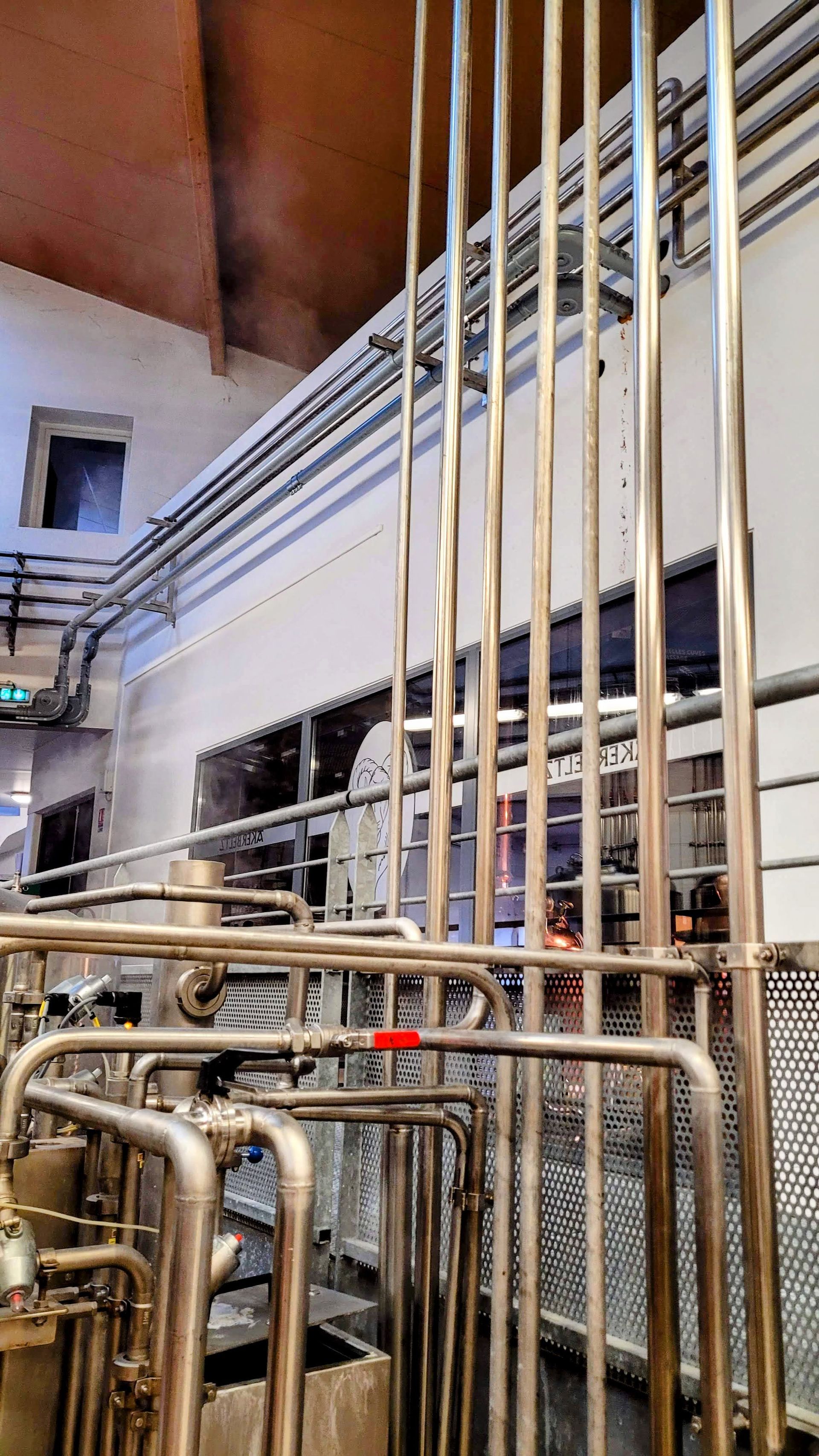 tuyaux en acier inoxydable dans une usine.