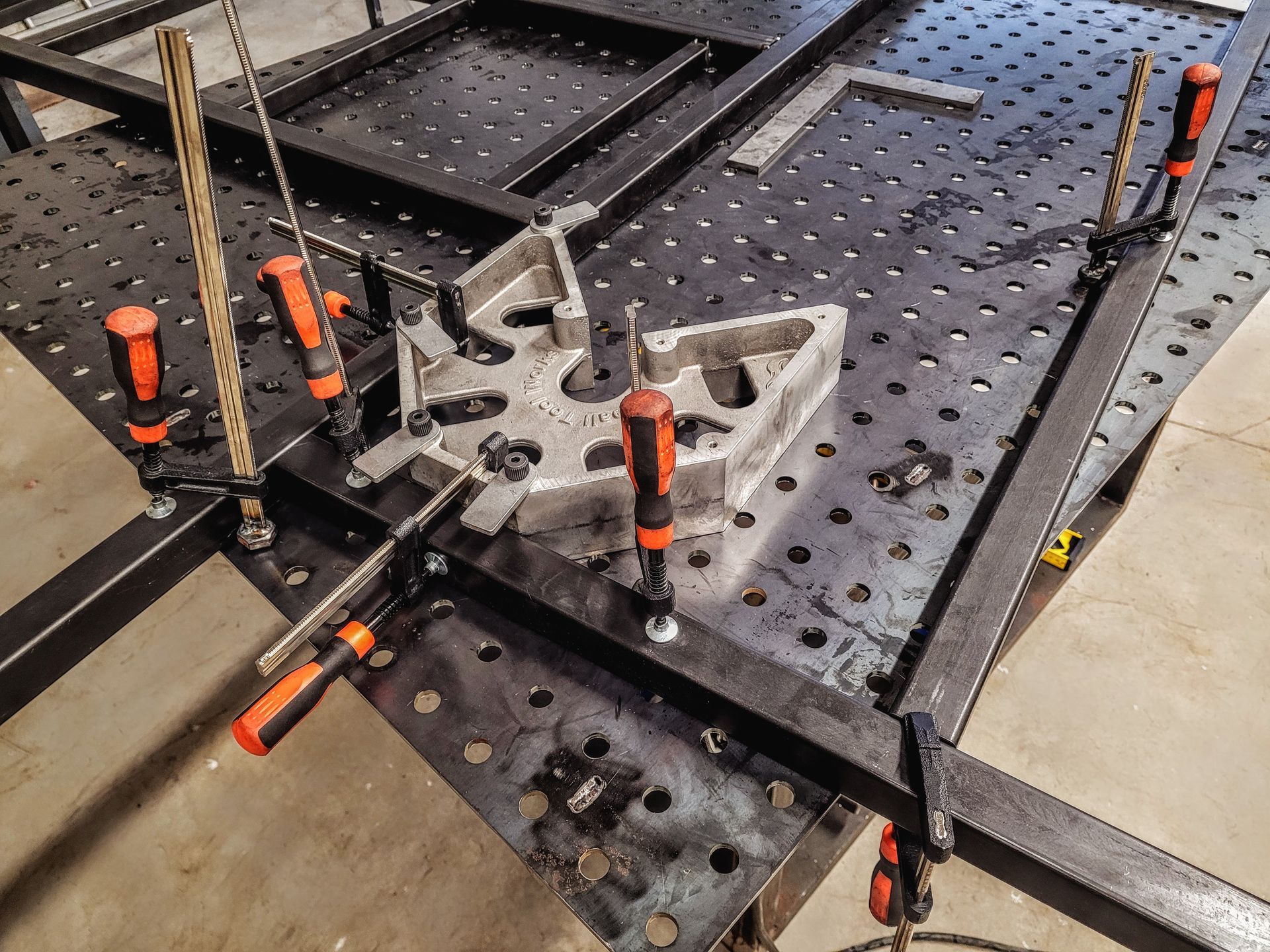 un morceau de métal repose sur une table de soudage.