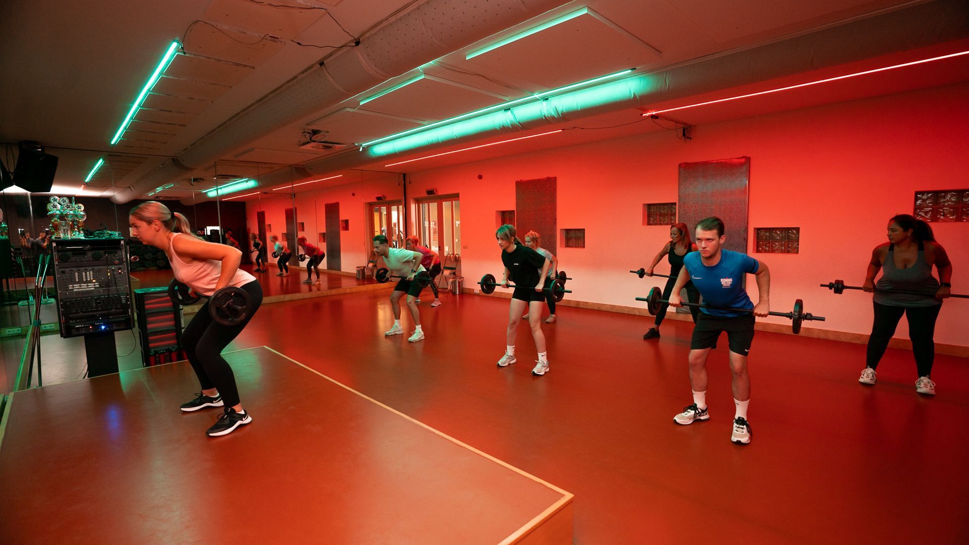 Een man en een vrouw zijn aan het boksen in een sportschool.