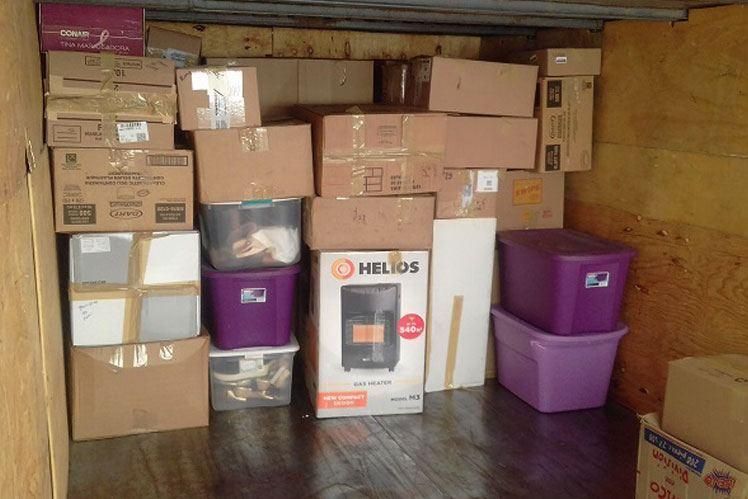 El interior de un camión lleno de cajas y una caja que dice helios.