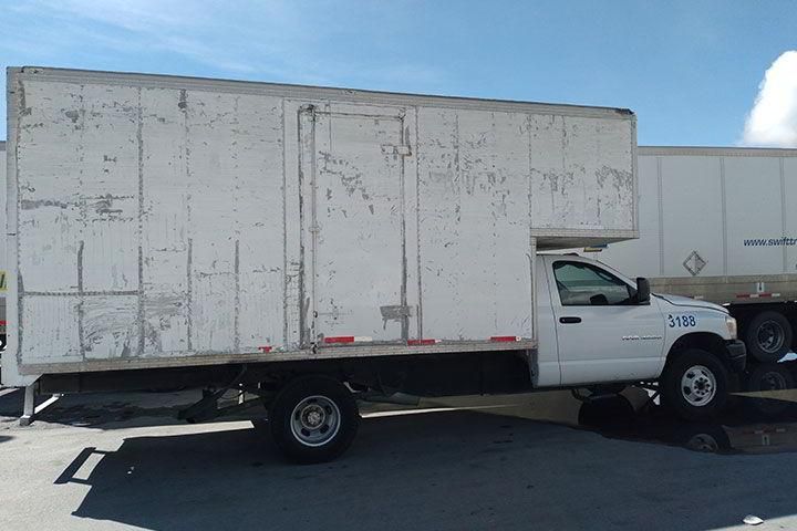 Un camión blanco con el número 2199 en el costado