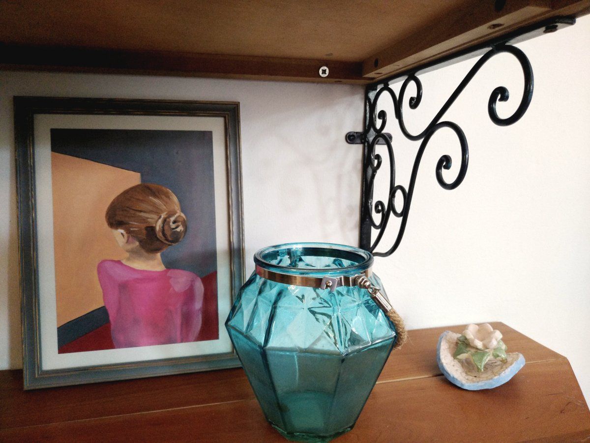 הום סטיילינג לשולחן צד בסלון