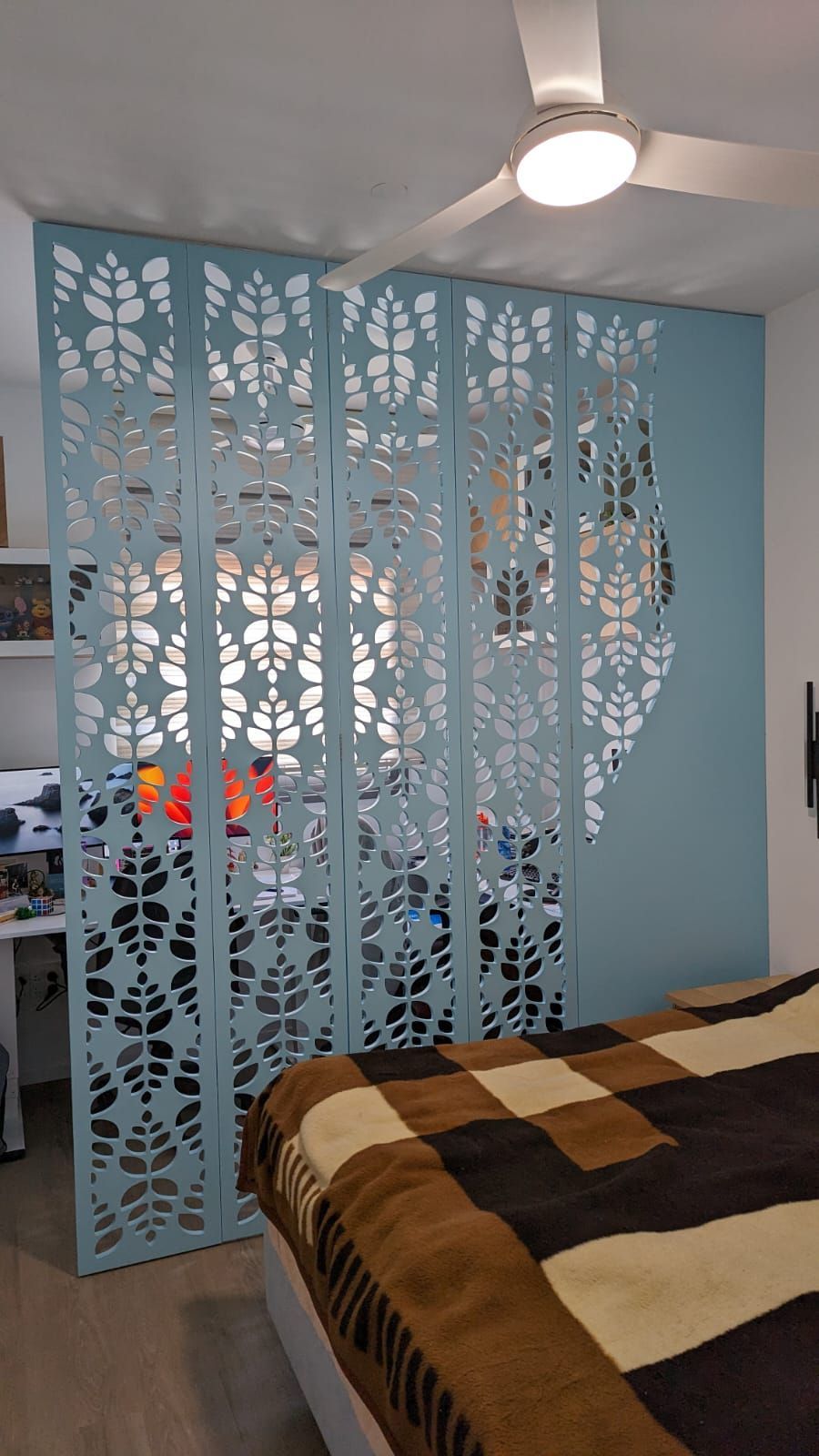 משרבייה נפתחת להפרדת והסתרת פינת עבודה