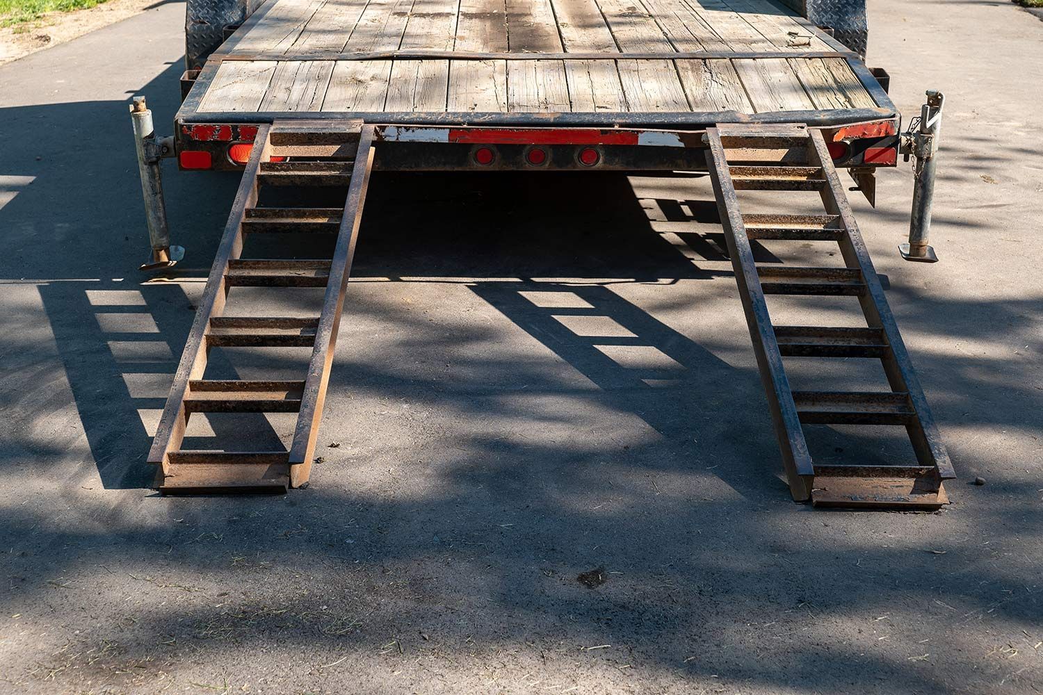 Flatbed trailer with metal ramp