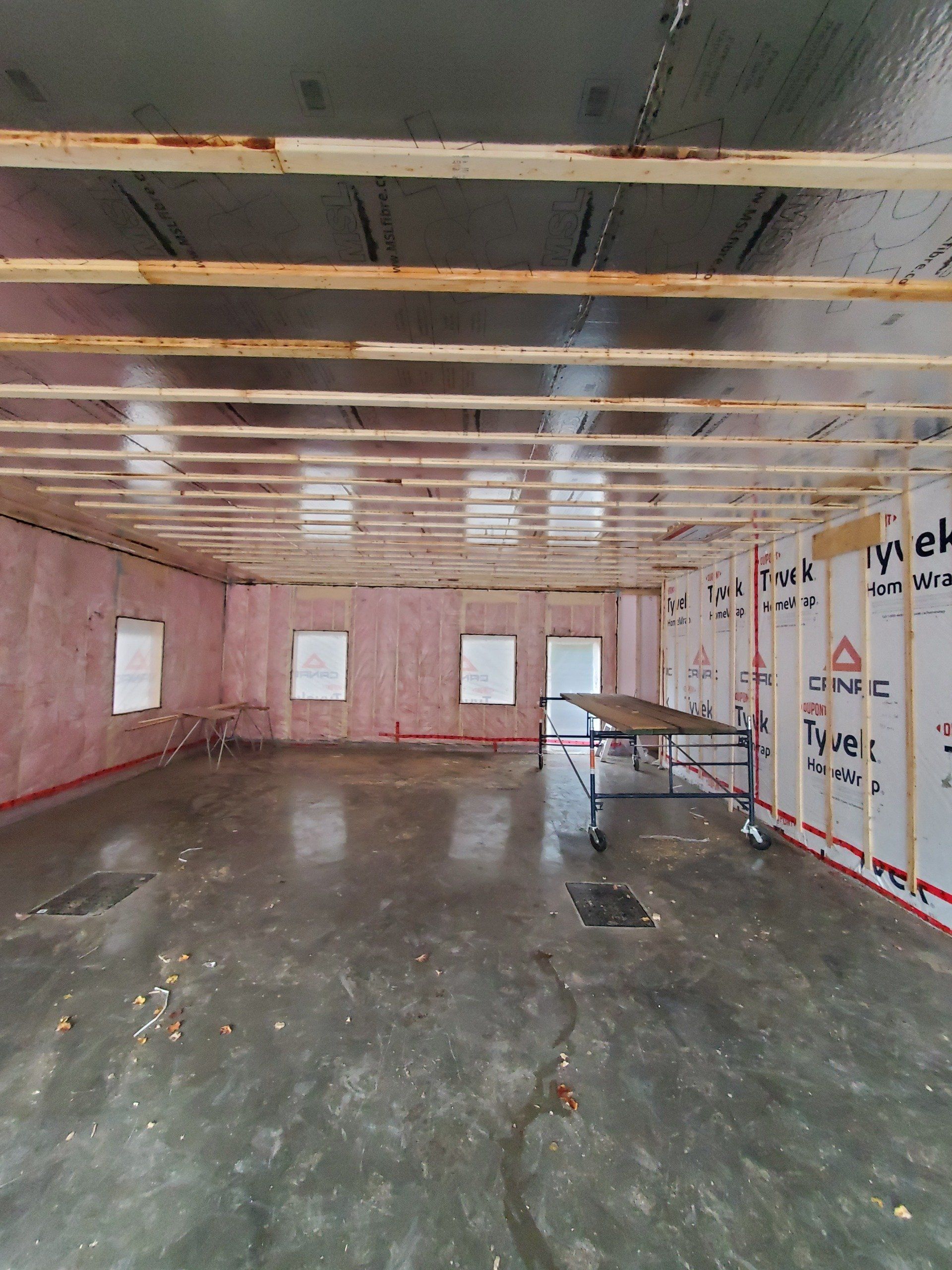 Une grande pièce vide avec une table au milieu.