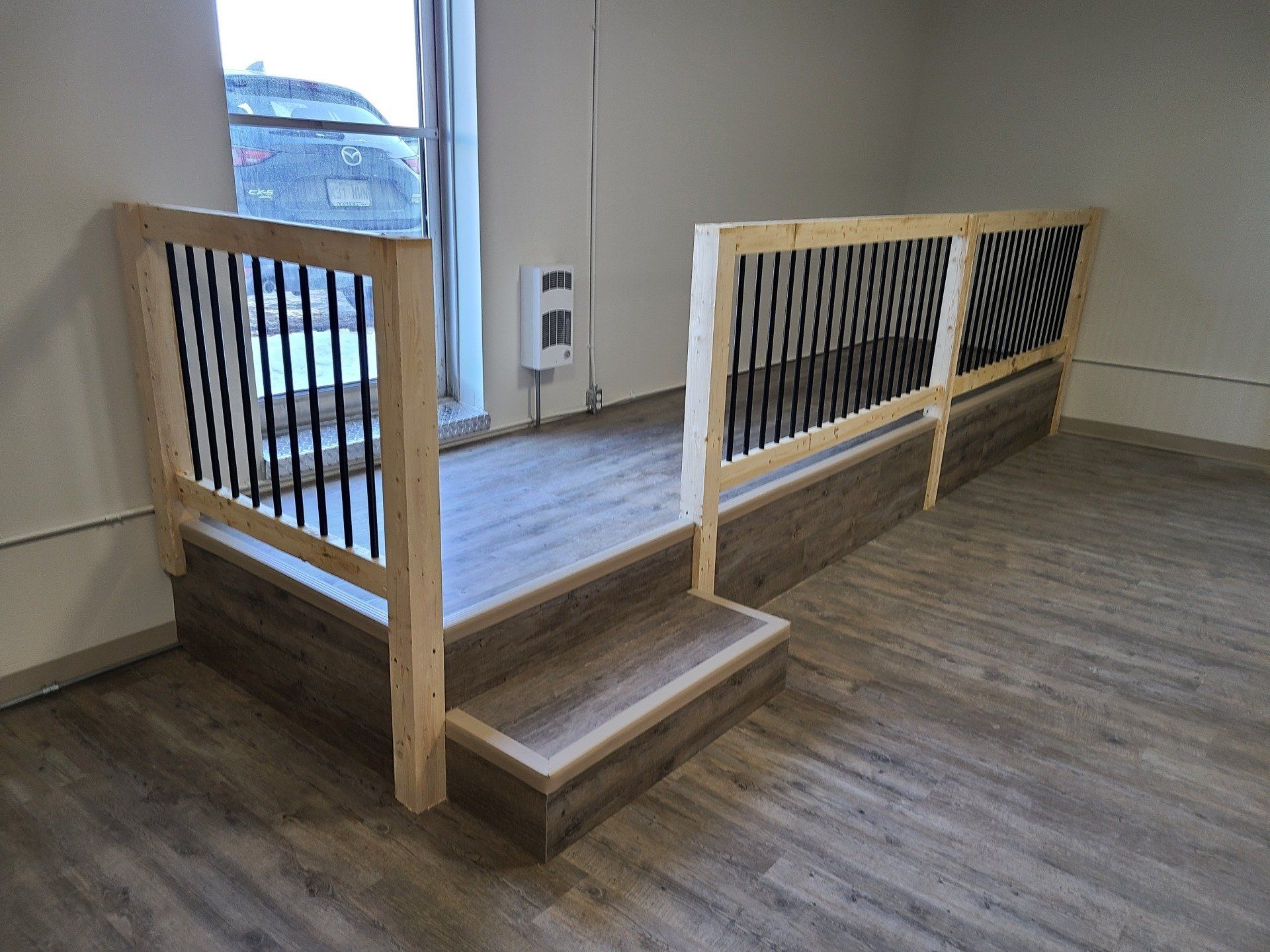 Une pièce avec parquet et escalier en bois et rampe en bois.