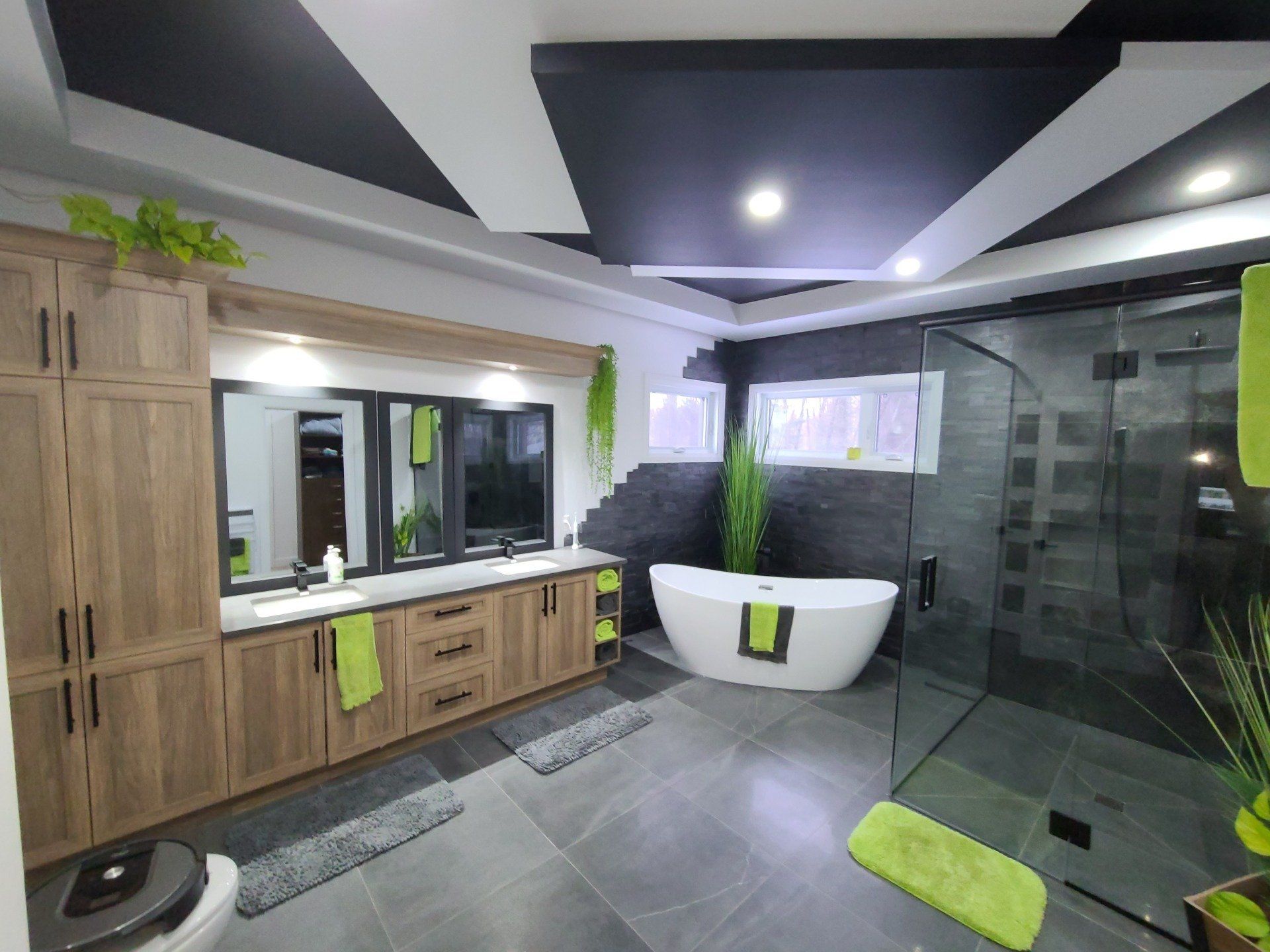 Une salle de bain avec baignoire et douche à l'italienne.