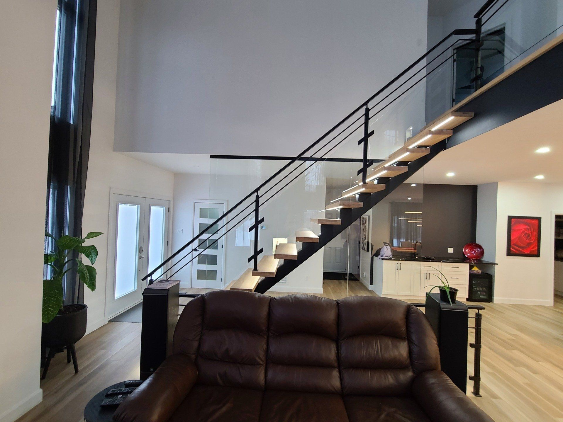 Un salon avec un canapé et des escaliers en arrière-plan