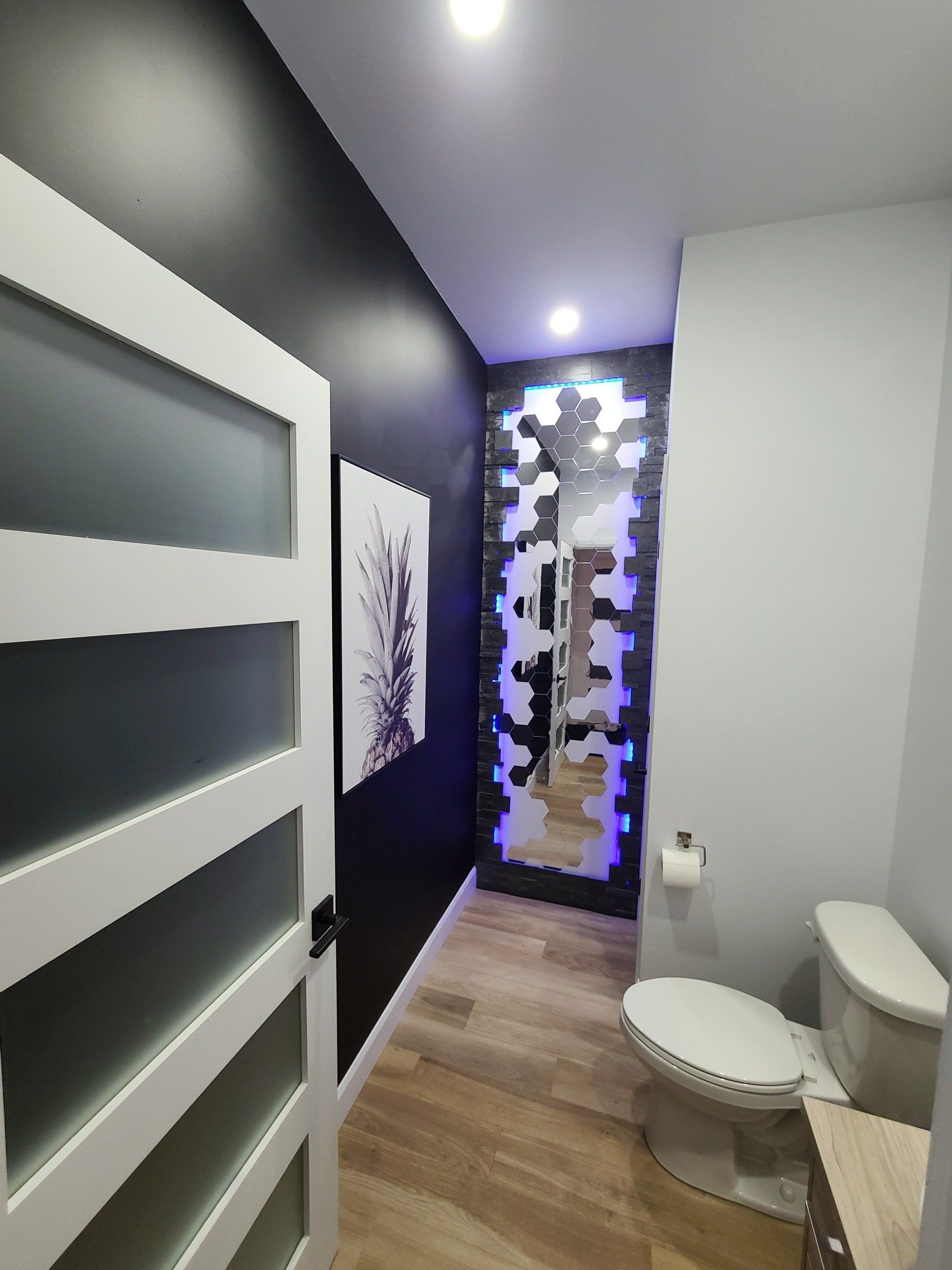 Une salle de bain avec WC et un miroir au mur