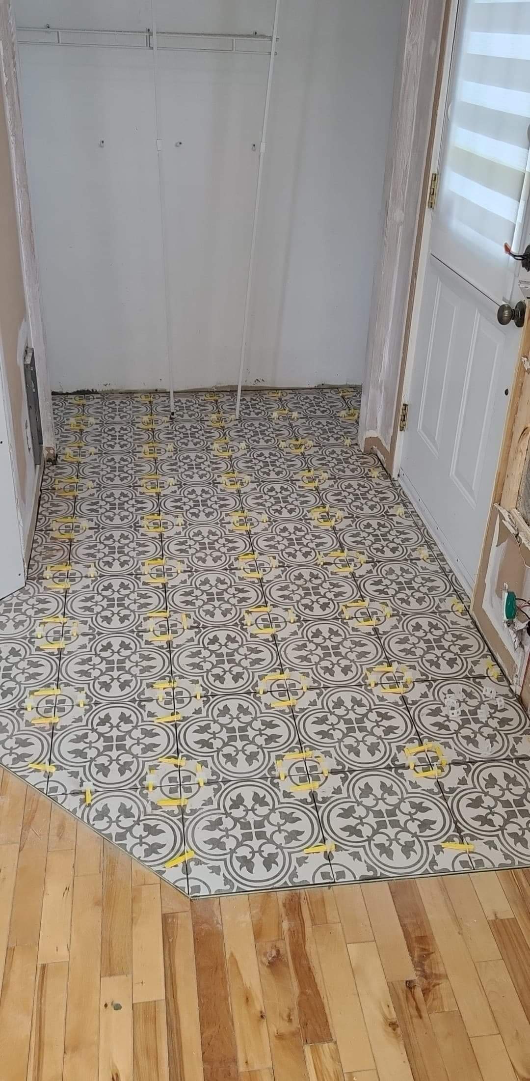 Un couloir avec un plancher en bois et un sol en carrelage.