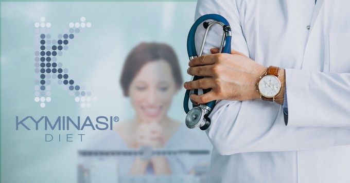 Il logo della dieta Kyminasi su sfondo blu mostra un professionista con uno stetoscopio e una persona che usa una bilancia.