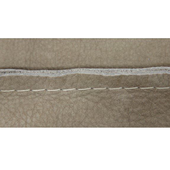 De 1 cm buitenwerks stiknaad biedt een sterke, nette afwerking, met een duurzame uitstraling die het ontwerp accentueert.