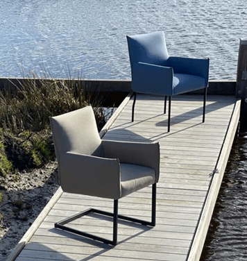 Deze fijne moderne outdoor eettafelstoel met waterafstotende Bekleding. Is een super stoel voor buiten.  Lekker genieten in de tuin of in de tuinkamer. Dit model is ook verkrijgbaar als indoor stoel met of zonder armleuningen en als eetkamerbank.