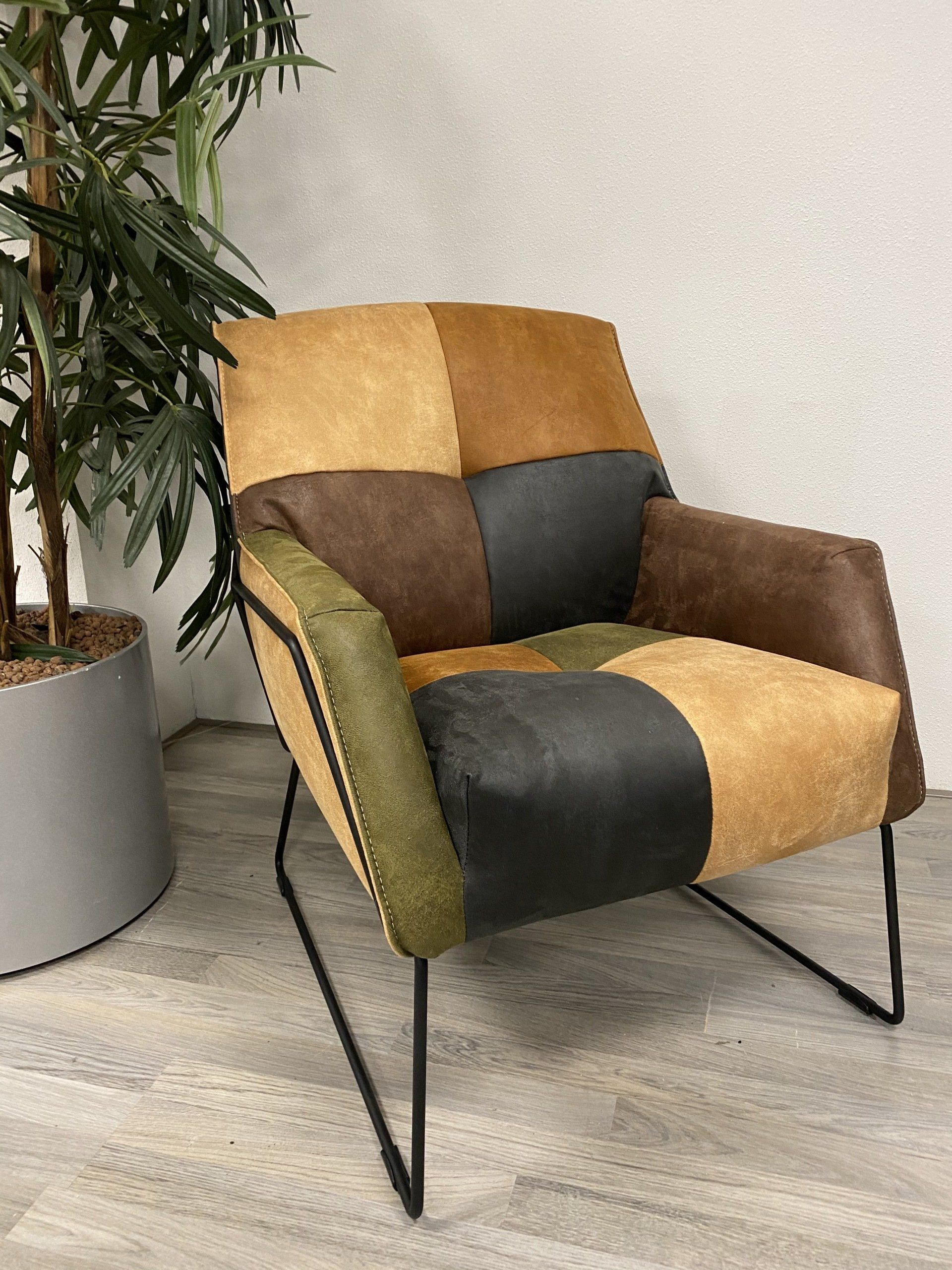 Roxy patchwork fauteuil een kleurrijk  ontwerp, met diverse stoffen en patronen | comfortabele zitting en elegante poten.