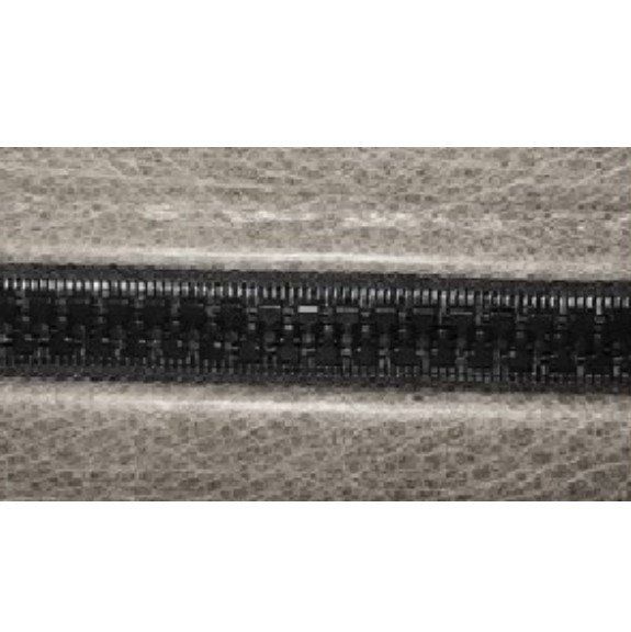 De ritsnaad in zwart spiraal biedt een elegante, verfijnde uitstraling met een subtiele, twist die elk meubelstuk accentueert