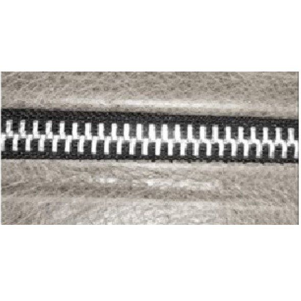 De ritsnaad in zilver biedt een elegante, metallic afwerking, voegt verfijning en een moderne glans toe aan elk meubelontwerp