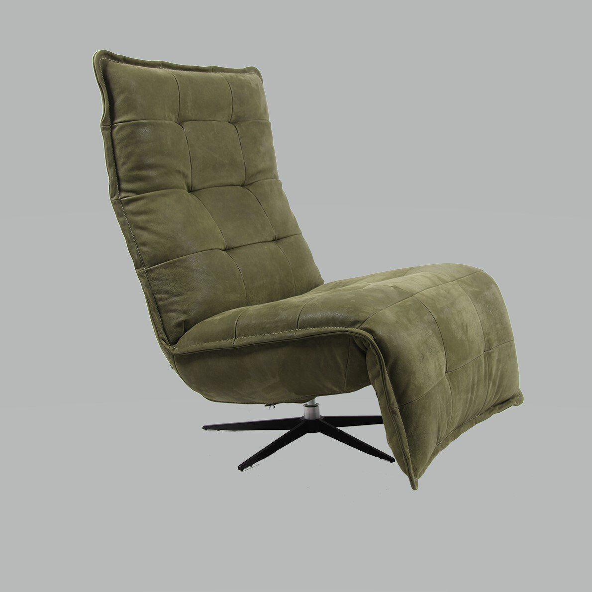 Relaxfauteuil Luc in zitstand, met een stijlvol en comfortabel ontwerp. De stoel heeft een rechte rugleuning en een dikke, gewatteerde zitting, ondersteund door slanke armleuningen. Het moderne, minimalistische design in neutrale kleuren maakt de fauteuil geschikt voor een eigentijds interieur.