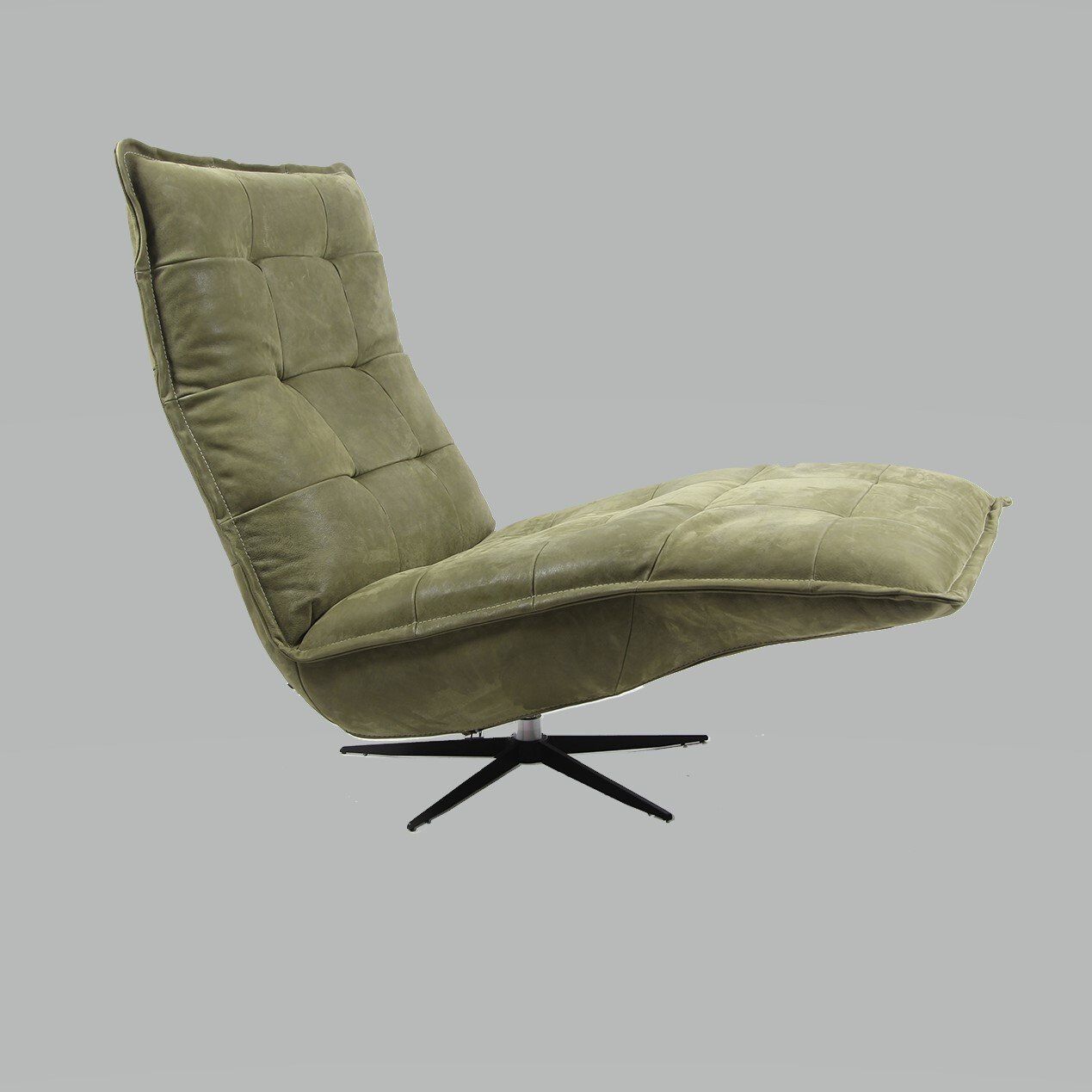 Relaxfauteuil Luc met het voetgedeelte omhoog, in een comfortabele ligpositie. De stoel toont een royale, gewatteerde zitting en rugleuning, terwijl de brede armleuningen extra ondersteuning bieden. Het moderne ontwerp in neutrale tinten maakt de fauteuil een stijlvolle aanvulling voor elk interieur, perfect voor ontspanning.