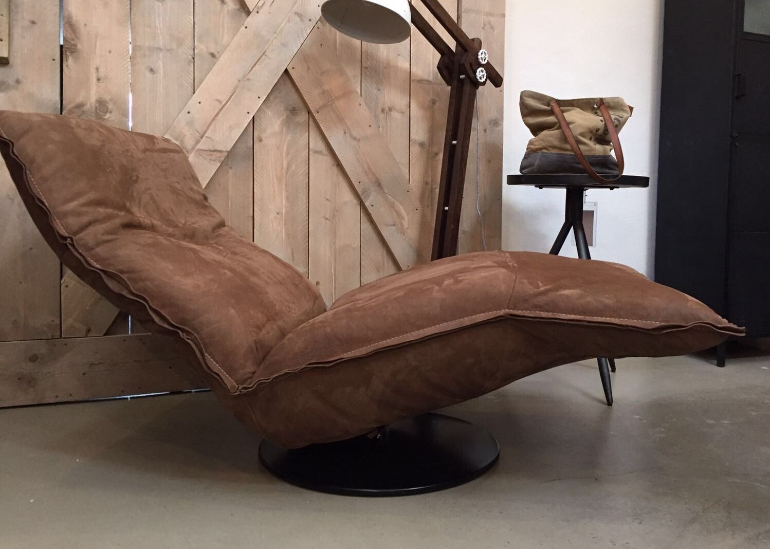 De Indi relaxfauteuil van Chill-line, een luxe stoel met verfijnde details en verstelbare functies, ideaal om volledig tot rust te komen na een lange dag