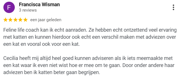 Nederlandse recensie die het advies over kattengedrag prijst, met een 5-sterrenbeoordeling en profielnaam Francisca Wisman.