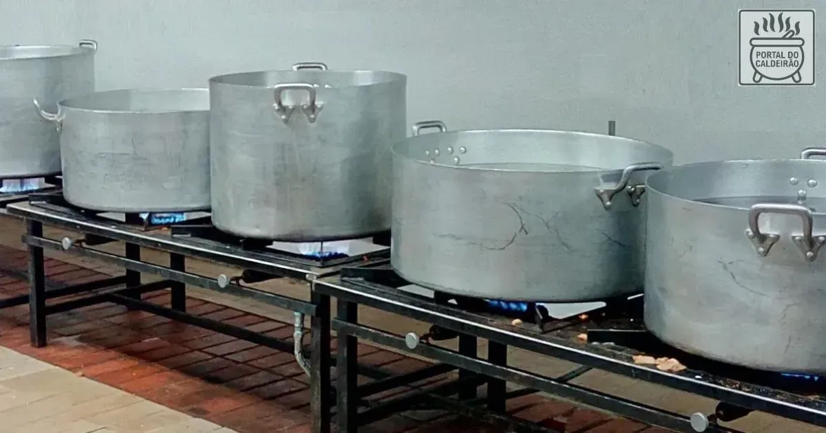 Imagem de panelas comuns em aluminio padrão hotel  de 20 a 70 litros  sobre um fogão a gás baixo industrial.