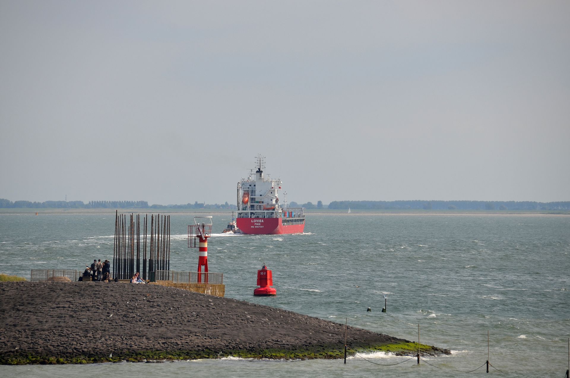 Harde wind op de Westerschelde bij Vlissingen