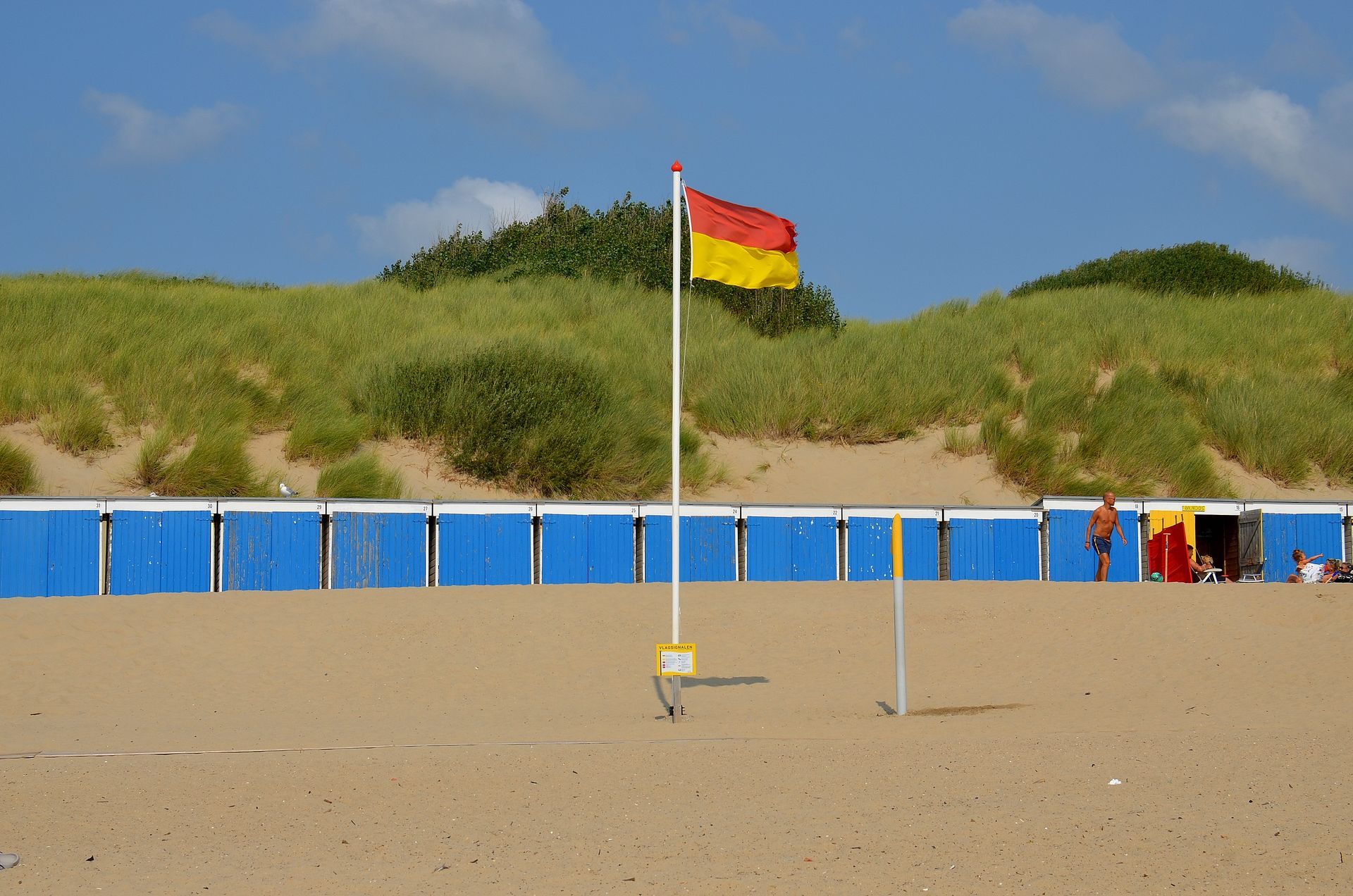 Harde wind aan het strand van Vlissingen
