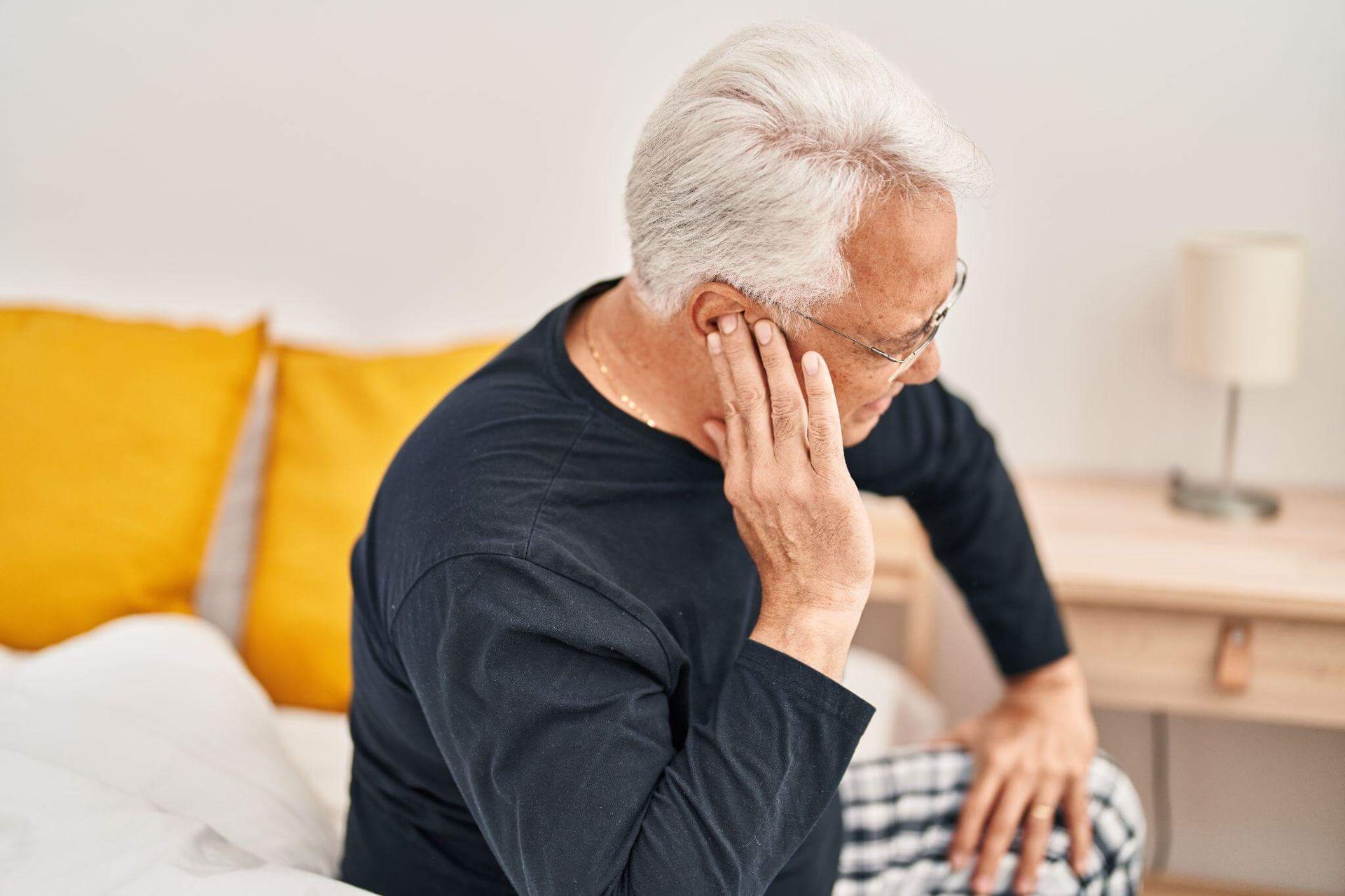 man experiencing ear pain