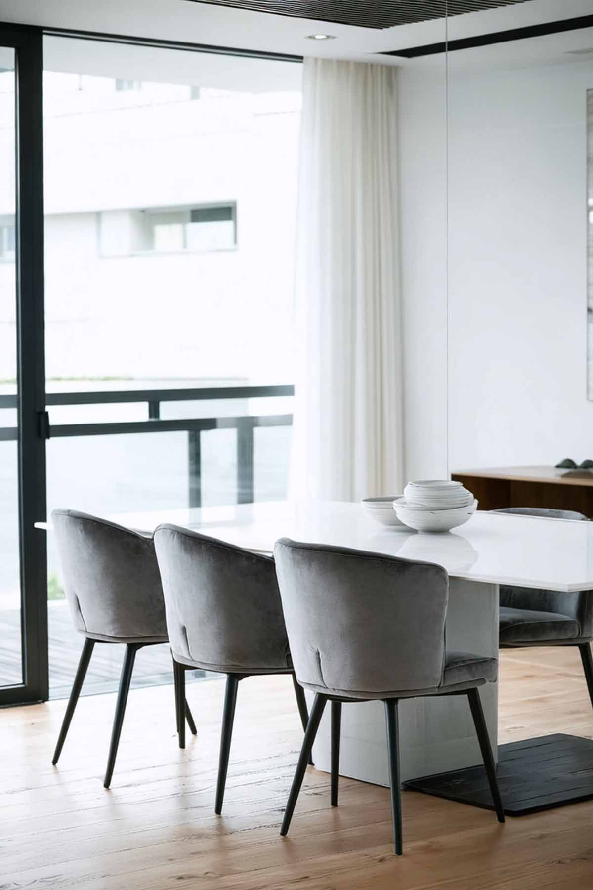 Top_Minimalist_Furniture_Pieces_for_Modern_Homes_0002 Minimalist style dining room with white table and grey chairs