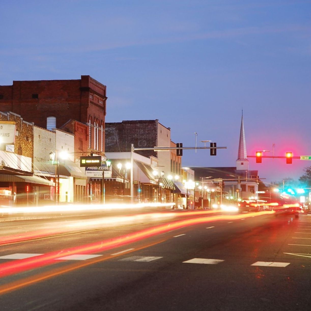 A blurry picture of a street in Malvern Arkansas.
