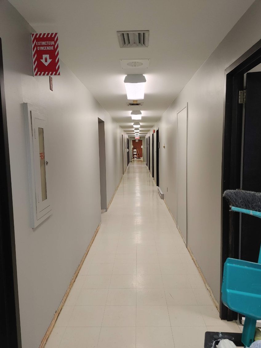 Une image grise de substitution représentant une forme de montagne avec un cercle au-dessus.