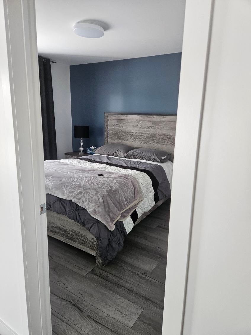 Une image grise de substitution représentant une forme de montagne avec un cercle au-dessus.