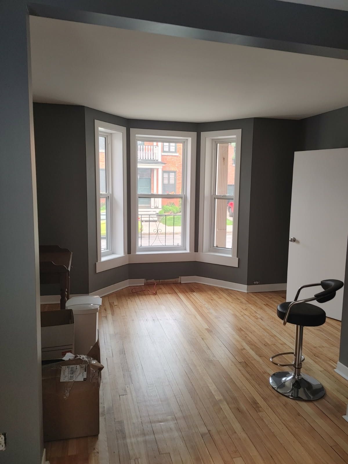 Une image grise de substitution représentant une forme de montagne avec un cercle au-dessus.