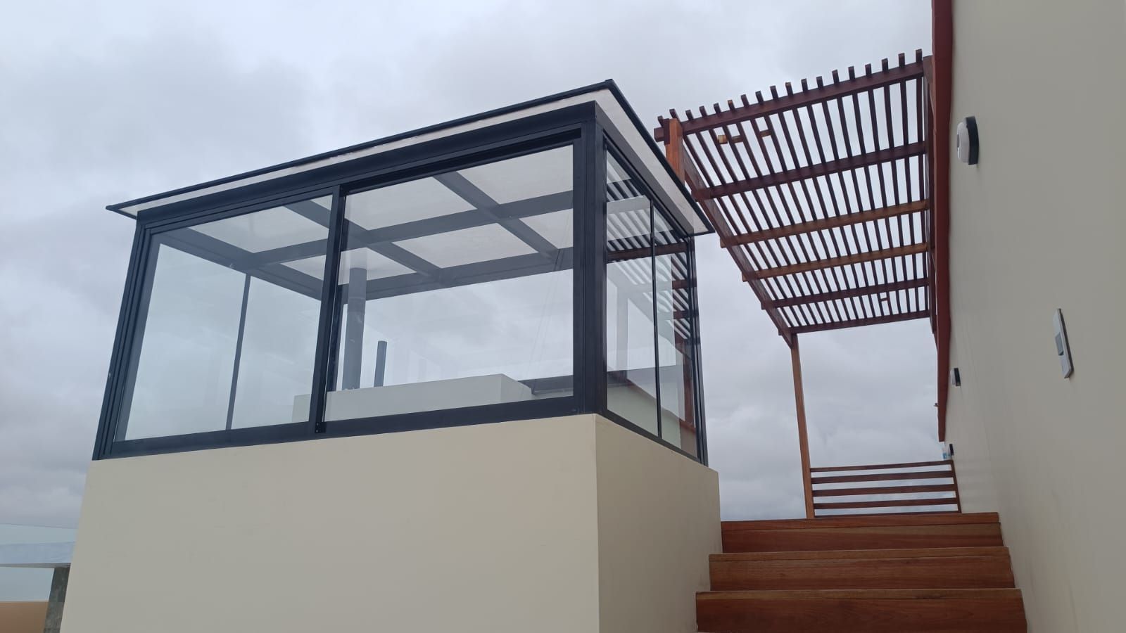 Un edificio con escaleras que conducen a un techo de cristal.
