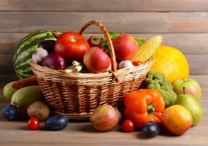 un cestino con frutta e verdura