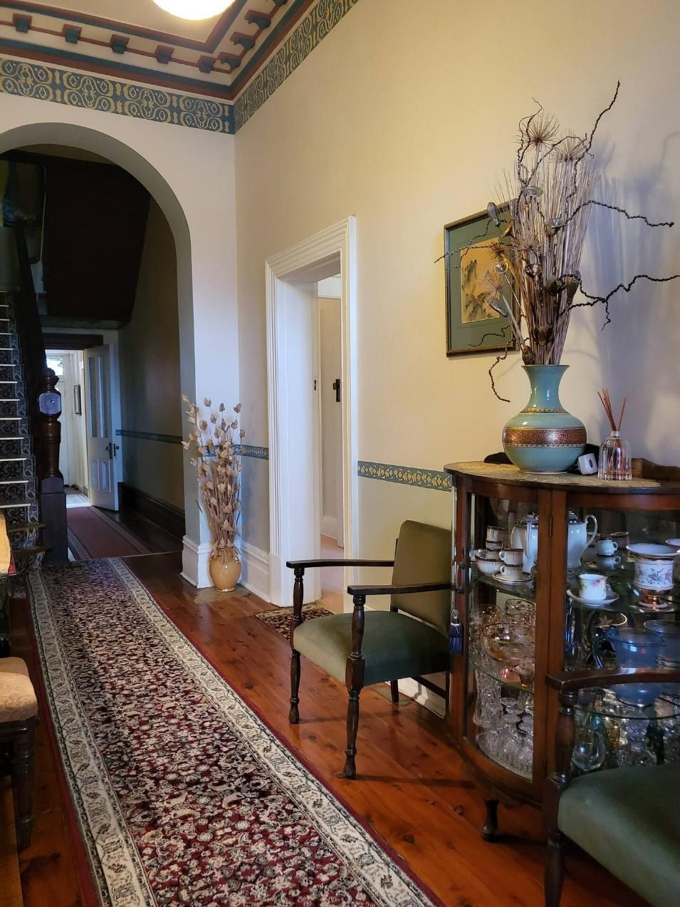 A Hallway In A House With Vase On The Table — Accommodation in Forbes, NSW