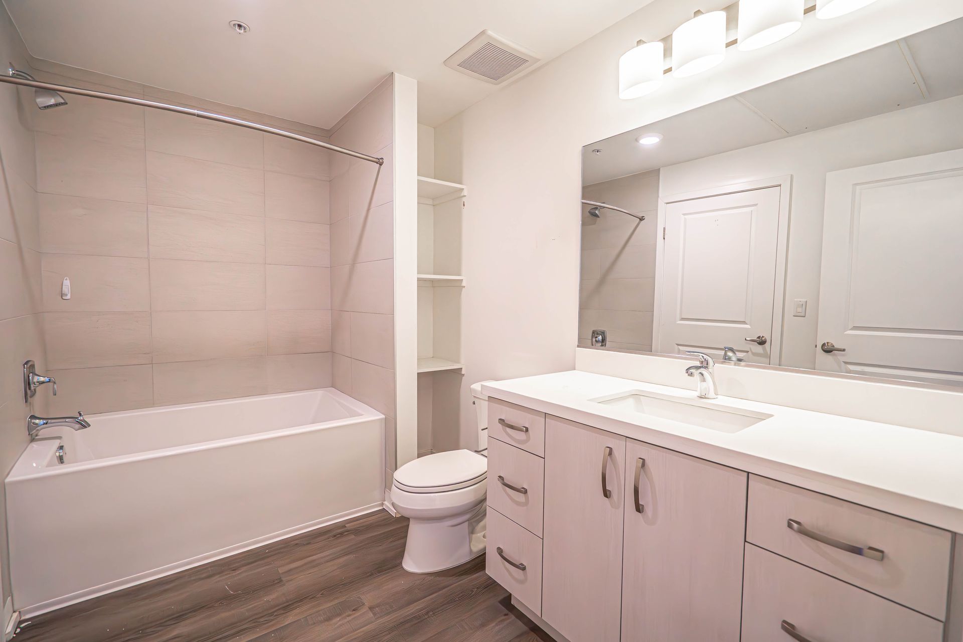 Monticello Apartments 1-bedroom bathroom
