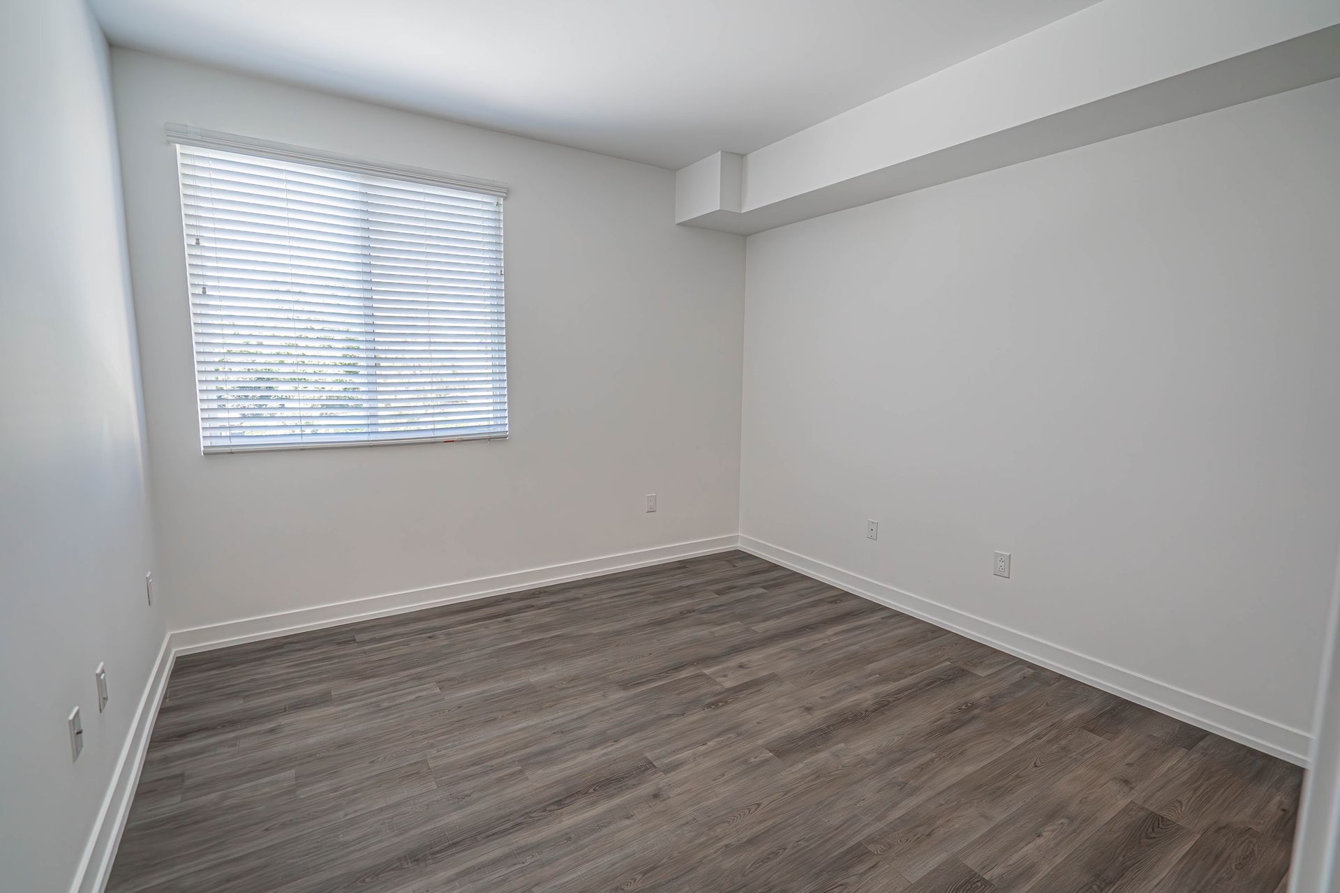 Monticello Apartments room