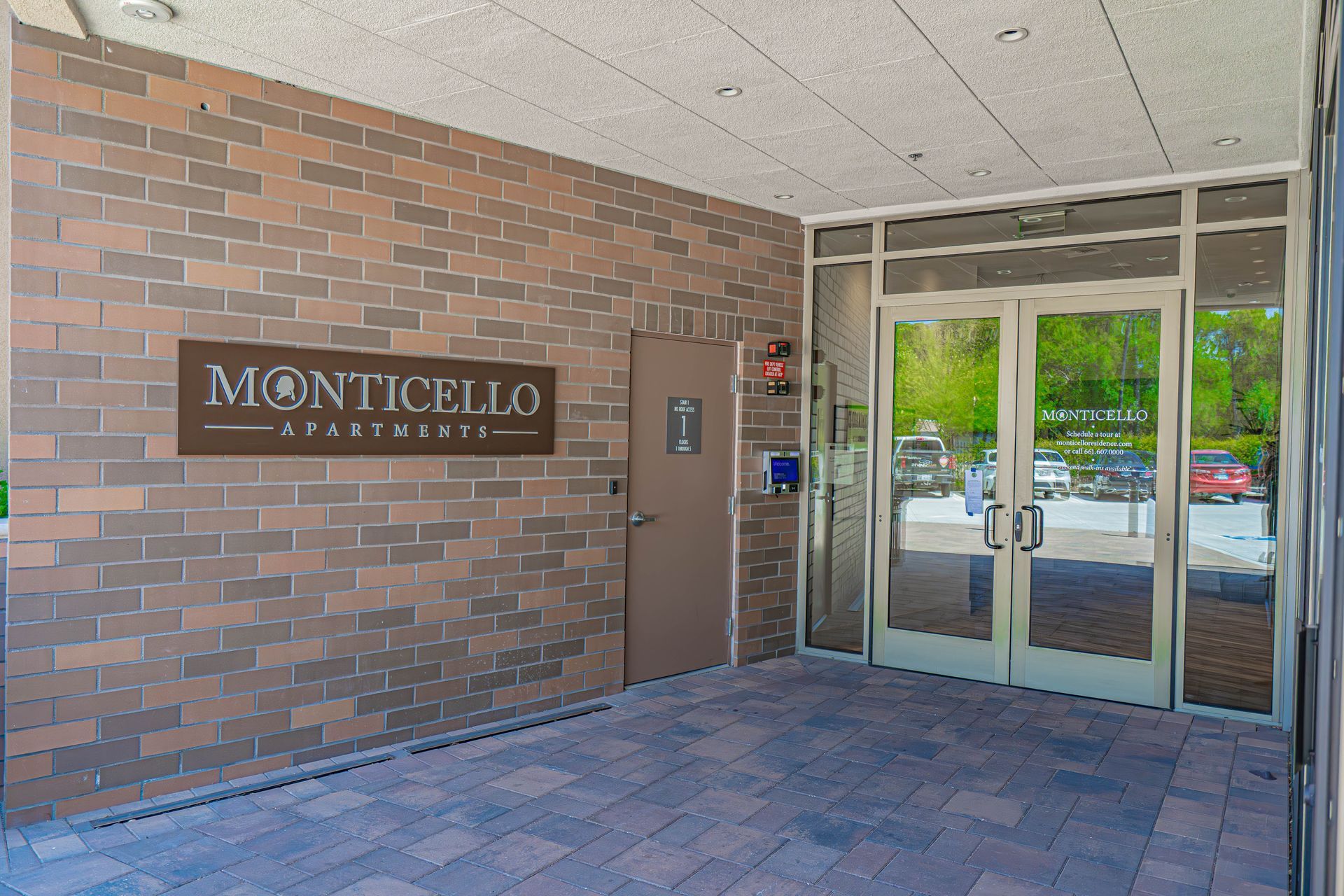 photo of the monticello apartements entrace