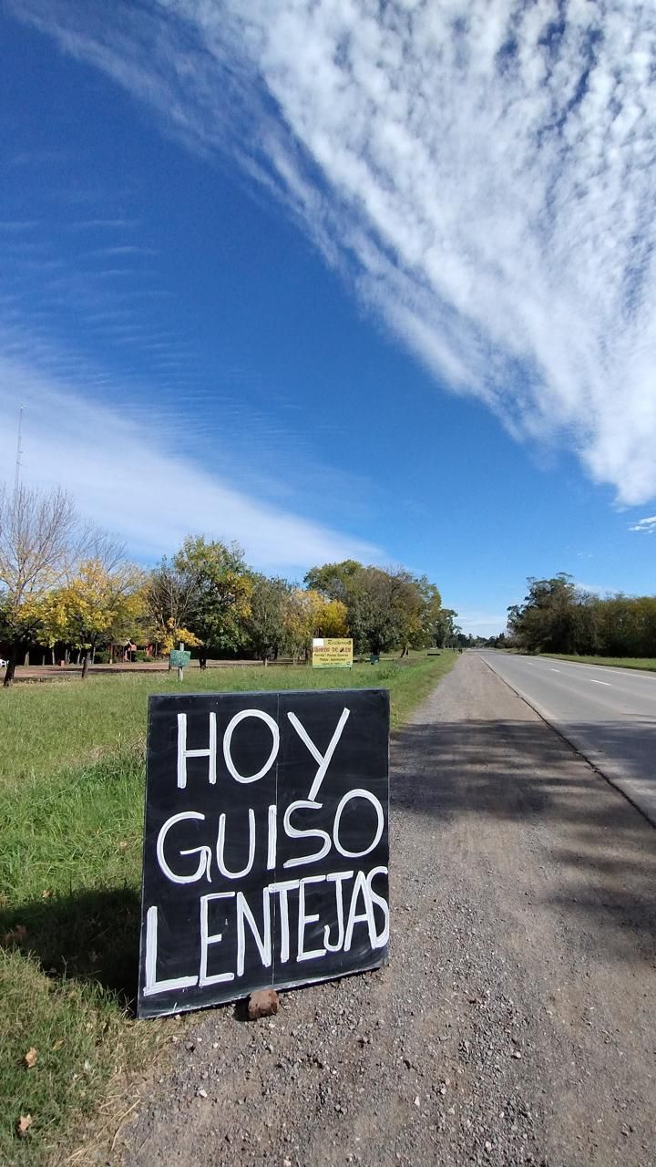 Un letrero al borde de la carretera dice 