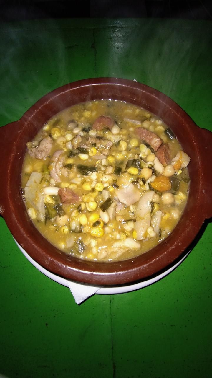 Un humeante tazón de locro, un guiso sudamericano contundente con maíz, carne y verduras