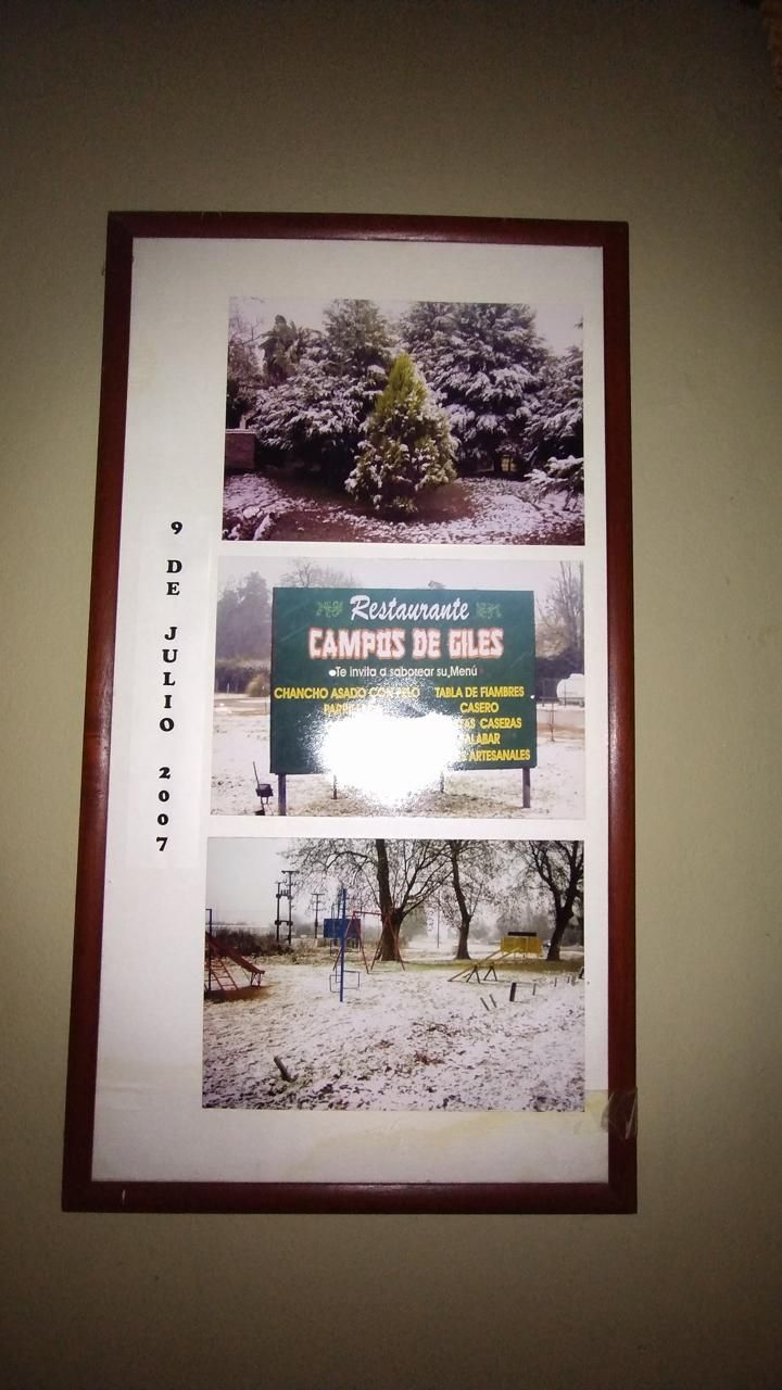 Un póster enmarcado con tres fotos de un paisaje nevado y un letrero que dice 