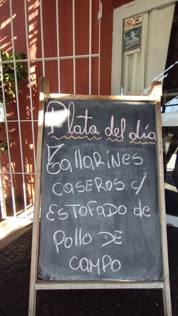 Un cartel de pizarra anuncia el plato del día: pasta casera 