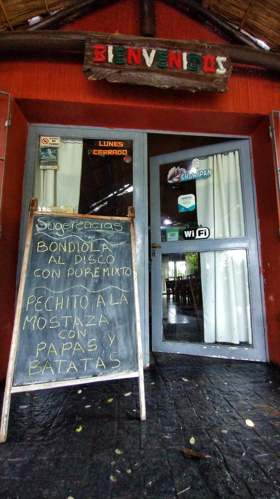 Entrada a un edificio rústico con un letrero de 
