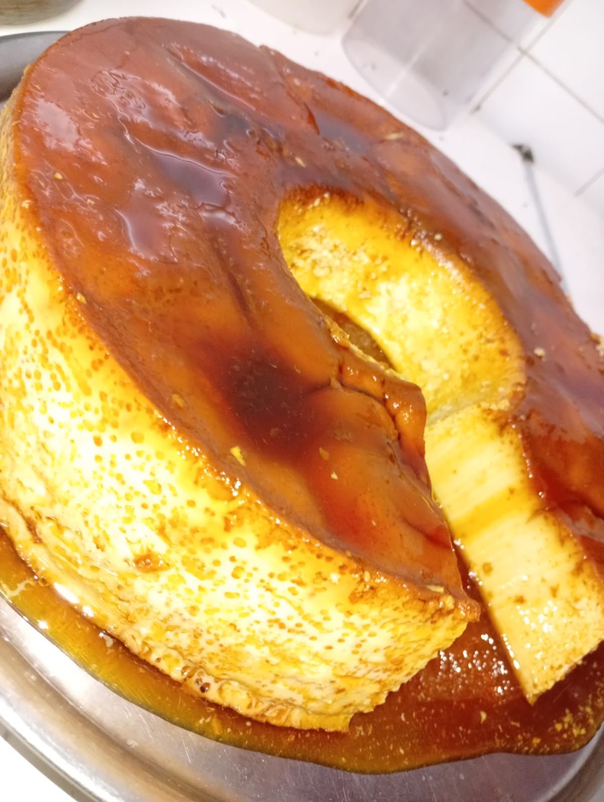 Un flan de crema pastelera con forma de anillo, de color marrón dorado 