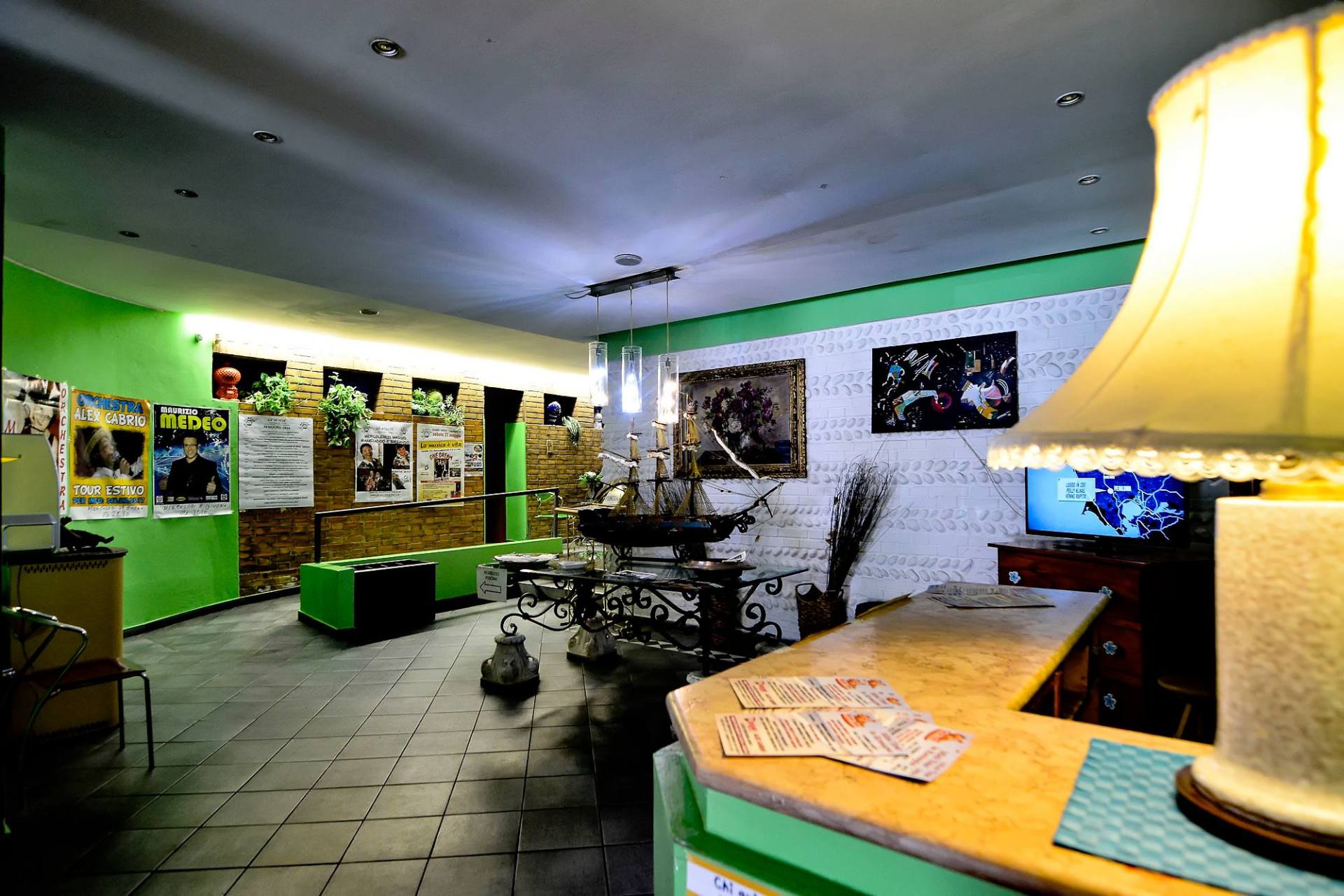 struttura con ristorante e discoteca